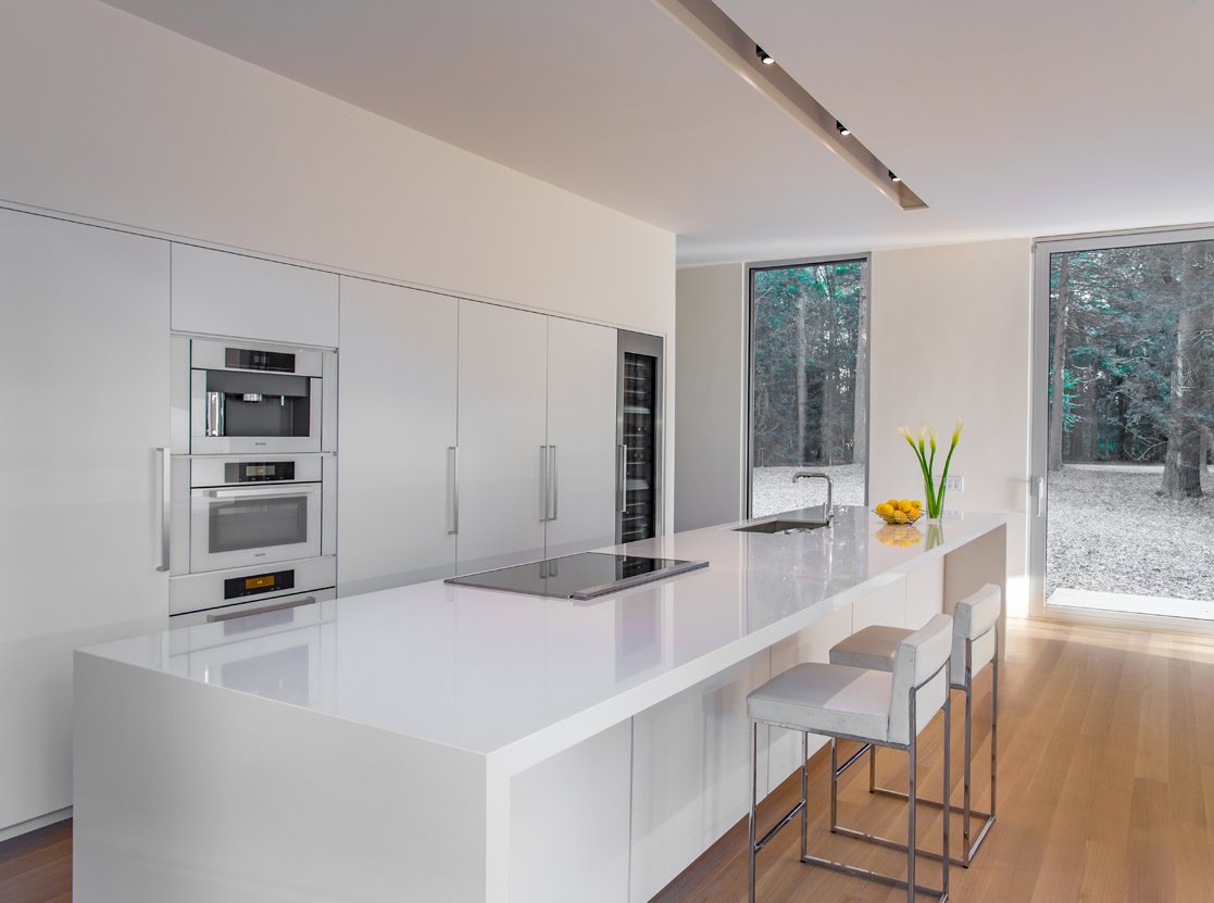 modern all white kitchen© Jacob Lilley Architects Lincoln, MA