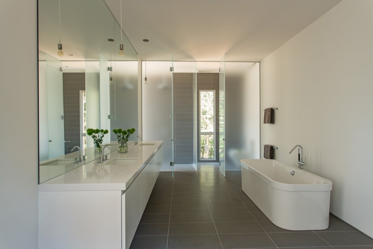 modern master bathroom© Jacob Lilley Architects Lincoln, MA