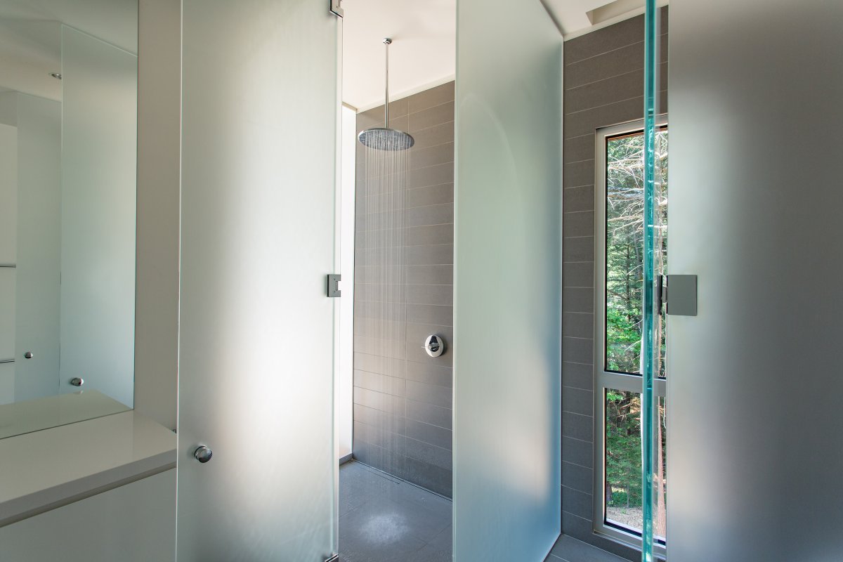 modern glass and tile shower© Jacob Lilley Architects Lincoln, MA