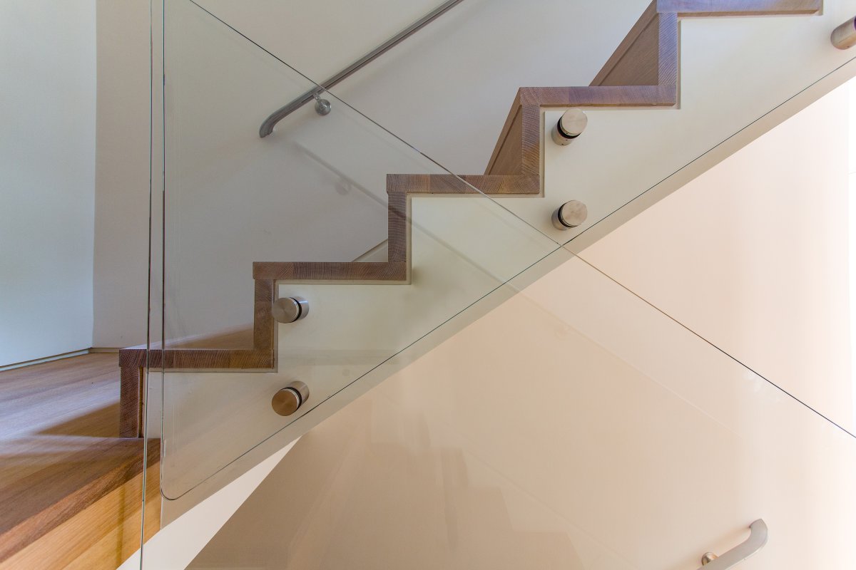 clipped glass stair rail© Jacob Lilley Architects Lincoln, MA